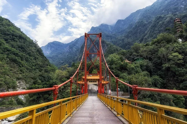 Taroko Tianxiang manzara alan pagoda ve Pudu Köprüsü ile. Tayvan Taroko Milli Parkı içinde yer