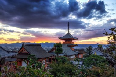 sonbahar sezonu boyunca alınan Kyoto Kiyomizu dera pagoda. Ünlü Unesco Tapınağı: Kyoto, Japan.