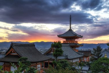 sonbahar sezonu boyunca alınan Kyoto Kiyomizu dera pagoda. Ünlü Unesco Tapınağı: Kyoto, Japan.