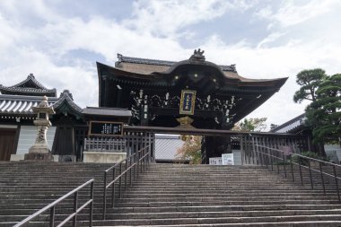 Otani hombyo ana temple gate kyoto, Japonya. Ana kapı girişinde otani hombyo diyor.