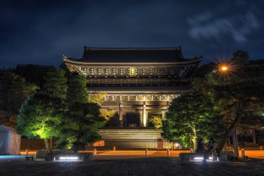 sanmon tapınak ana giriş kapısı gece içinde Chion. Kyoto, Japonya alınan