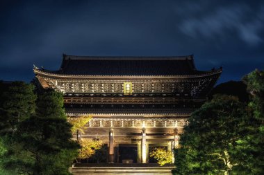 sanmon tapınak ana giriş kapısı gece içinde Chion. Kyoto, Japonya alınan