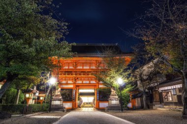 Geceleri alınan yasaka jinja tapınak minami romon Kulesi. Kyoto, Japonya