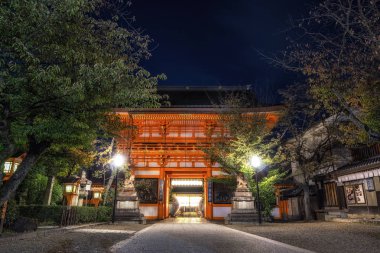 Geceleri alınan yasaka jinja tapınak minami romon Kulesi. Kyoto, Japonya