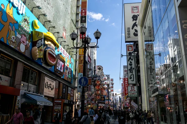 Obchody Restaurace Zarovnávání Úzká Rušnou Ulici Osaka Přijata Osaka Japonsko — Stock fotografie