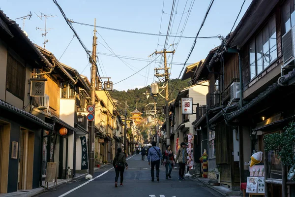 狭い通りの路地の距離で塔を眺めながら清水寺までをリードします 2018 — ストック写真