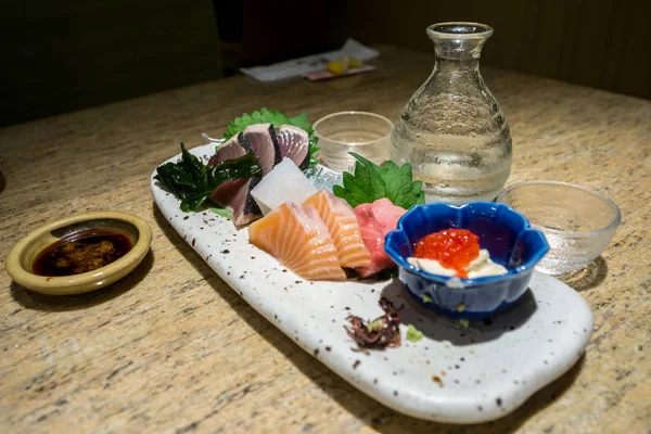 Prato Sashimi Fresco Atum Salmão Cavala Com Uma Garrafa Saquê — Fotografia de Stock