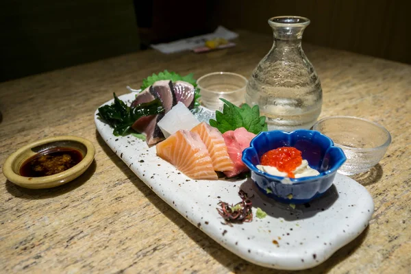 Prato Sashimi Fresco Atum Salmão Cavala Com Uma Garrafa Saquê — Fotografia de Stock