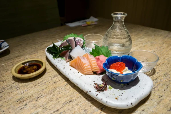 Plato Sashimi Fresco Atún Salmón Caballa Con Una Botella Sake — Foto de Stock