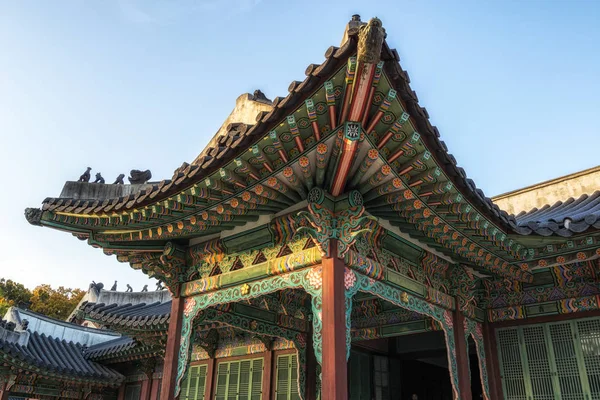 常德宫传统的韩国图案宫殿屋顶近在咫尺 拍摄于韩国首尔 — 图库照片