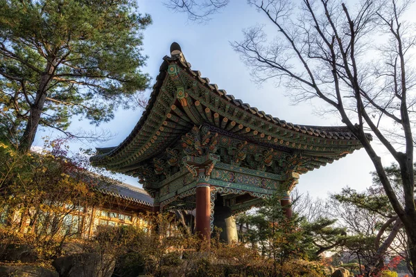 吉尔桑萨寺钟楼在秋季采取 吉尔桑萨是韩国首尔著名的佛教寺庙 — 图库照片