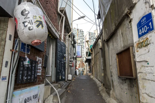 通りやソウル 韓国の Mullaedong アーティスト村の狭い路地 2018 日にソウル 南朝鮮を撮影 — ストック写真