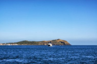 Udo ada ve bir feribot görüntüleyin. Udo adadır ünlü landmark Jeju Adası, Güney Kore