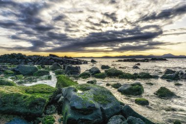 Jeju Udo Sanho sahilden alındığı gün batımı görünümü Seonbinbaeksa olarak da bilinir. Jeju Adası, Güney Kore'de alınan