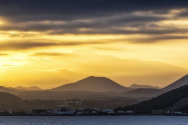 Mount gün batımı saatlerinde Udo Adası'ndan alınan Hallasan görünümü. Jeju Adası, Güney Kore