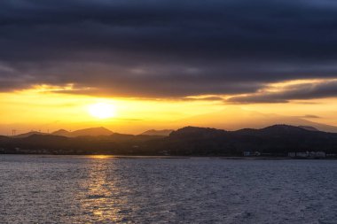Mount gün batımı saatlerinde Udo Adası'ndan alınan Hallasan görünümü. Jeju Adası, Güney Kore