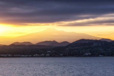 Mount gün batımı saatlerinde Udo Adası'ndan alınan Hallasan görünümü. Jeju Adası, Güney Kore
