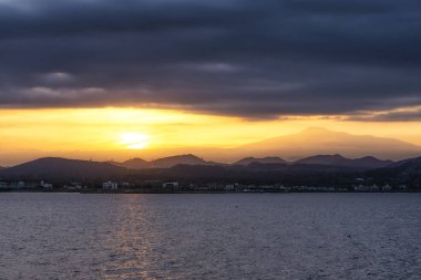 Mount gün batımı saatlerinde Udo Adası'ndan alınan Hallasan görünümü. Jeju Adası, Güney Kore