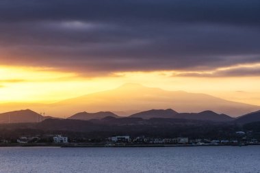 Mount gün batımı saatlerinde Udo Adası'ndan alınan Hallasan görünümü. Jeju Adası, Güney Kore