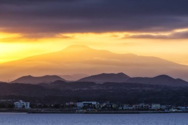Mount gün batımı saatlerinde Udo Adası'ndan alınan Hallasan görünümü. Jeju Adası, Güney Kore