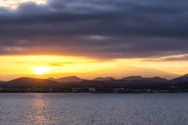 Mount gün batımı saatlerinde Udo Adası'ndan alınan Hallasan görünümü. Jeju Adası, Güney Kore