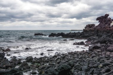 Yongduam Rock ya da çevredeki kaya oluşumu sahne ile alınan ejderha başlı kaya. Jeju Adası, Güney Kore