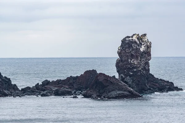 Seopjikoji Vista Panorâmica Oceano Com Muitas Rochas Irregulares Longo Das — Fotografia de Stock