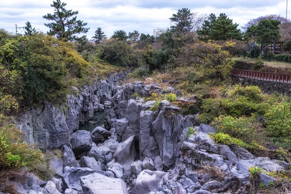 Yongyeon 池と周辺風景 Yongyeon 海に近くの山の水を接続します 韓国の済州島での撮影 — ストック写真