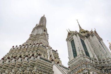 Wat Arun ana bombalamak görünümünü kapatın. Wat Arun veya Şafak Tapınağı Bangkok, Tayland için ünlü bir tapınaktır