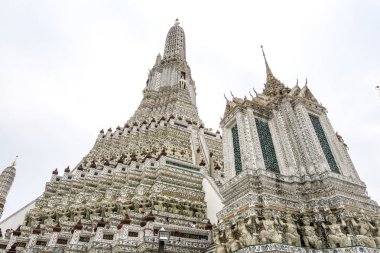 Wat Arun ana bombalamak görünümünü kapatın. Wat Arun veya Şafak Tapınağı Bangkok, Tayland için ünlü bir tapınaktır