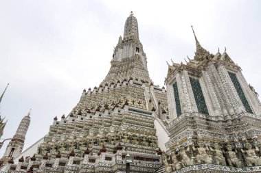 Wat Arun ana bombalamak görünümünü kapatın. Wat Arun veya Şafak Tapınağı Bangkok, Tayland için ünlü bir tapınaktır