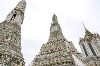 Wat Arun ana bombalamak görünümünü kapatın. Wat Arun veya Şafak Tapınağı Bangkok, Tayland için ünlü bir tapınaktır