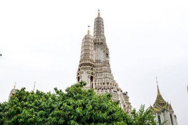 Wat Arun ana bombalamak görünümünü kapatın. Wat Arun veya Şafak Tapınağı Bangkok, Tayland için ünlü bir tapınaktır