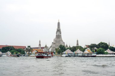 Wat Arun ana bombalamak ve chao phraya nehir manzarası. Wat Arun veya Şafak Tapınağı Bangkok, Tayland için ünlü bir tapınaktır
