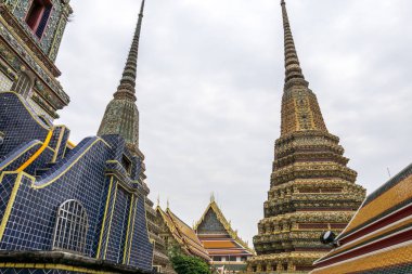 Wat Pho 'daki Phra Chedi Rai Manastırı ya da Wat Po, Tayland' ın Bangkok şehrinde çekilen yaslanmış buddhat tapınağı.