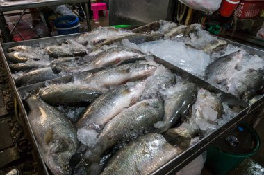 Maeklong demiryolu Pazar bit pazarı balık birçok tezgahları birini sergilenen. Tayland