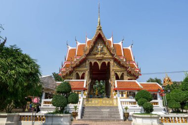 Wat prok charoen by damnoen saduak in ratchaburi thailand. Kanal suyunun yakınında küçük bir Budist tapınağı..