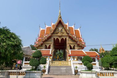 Wat prok charoen by damnoen saduak in ratchaburi thailand. Kanal suyunun yakınında küçük bir Budist tapınağı..