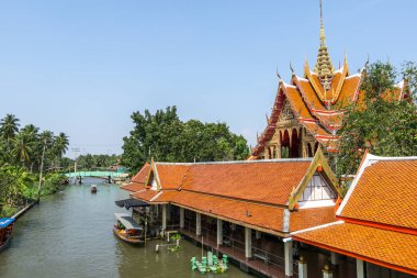 Wat prok charoen by damnoen saduak in ratchaburi thailand. Kanal suyunun yakınında küçük bir Budist tapınağı..