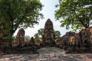 Wat Mahathat saldırın ve harabeleri sahne Ayutthaya, Tayland