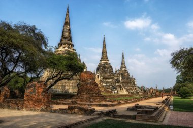 Wat Phra Si Sanphet Budist Tapınağı sahne Ayutthaya, Tayland. Üç ana Chedis görünümünü.