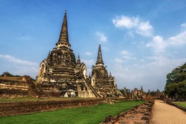 Wat Phra Si Sanphet Budist Tapınağı sahne Ayutthaya, Tayland. Üç ana Chedis görünümünü.