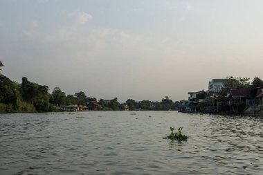 Gün batımı saatlerinde tekne yolculuğu alınan Chao Phraya nehir sahne. Ayutthaya, Tayland