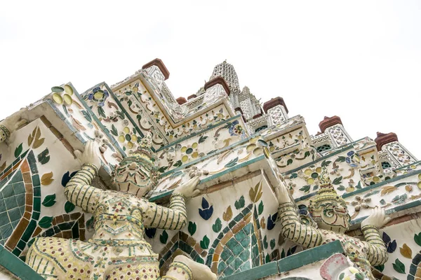 ワット アルンラーチャワラーラーム メインモノのビューを閉じます か暁の寺 ワット アルンラーチャワラーラームは バンコクの有名な寺院 — ストック写真