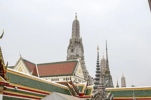 Wat Arun Papaz Salonunun manzarası. Wat Arun ya da Şafak Tapınağı Bangkok, Tayland 'da ünlü bir tapınaktır.