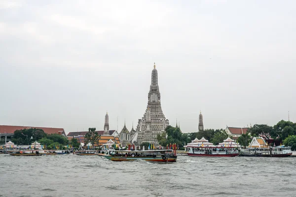 ワット アルン メイン プラングとチャオ プラヤー川の眺め 夜明けのワットアルンや寺院は バンコク タイの有名な寺院です — ストック写真