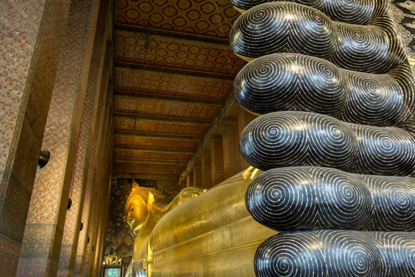 Золотая Статуя Лежащего Будды Ват Пхо Таиланд — стоковое фото