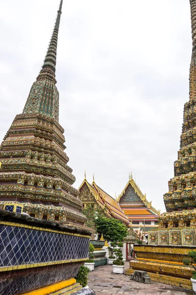 タイのバンコクで撮影されたワット ポーまたはワット ポーのチェディ寺院のプラ チェディ ライ回廊 — ストック写真