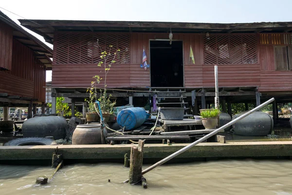 Damnoen Saduak yüzen Pazar, Tayland kanal suya yakın evler ve evler