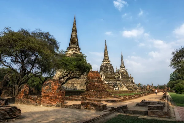 Wat Phra Si Sanphet Budist Tapınağı sahne Ayutthaya, Tayland. Üç ana Chedis görünümünü.